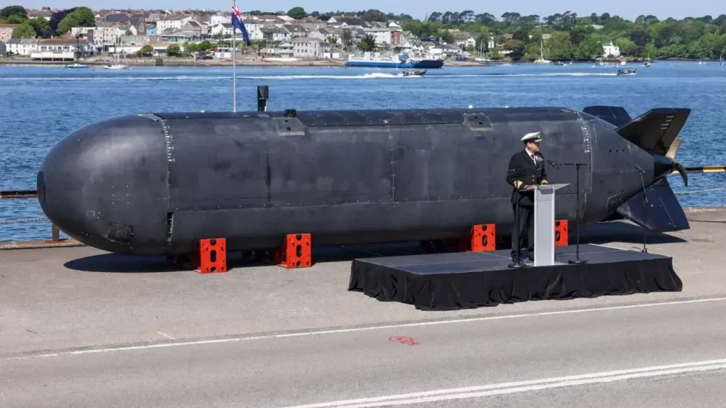 XLUUV Excalibur durante la ceremonia de nombramiento en HMNB Devonport Royal Navy / Información de la fuente de la imagen no disponible