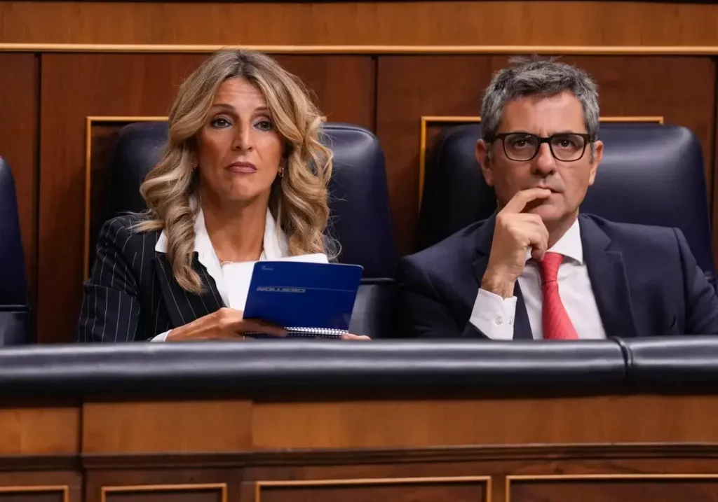 La vicepresidenta segunda, Yolanda Díaz, y el ministro de Justicia, Félix Bolaños, este martes en el pleno del Congreso Borja Sánchez-Trillo /EFE / La Verdad
