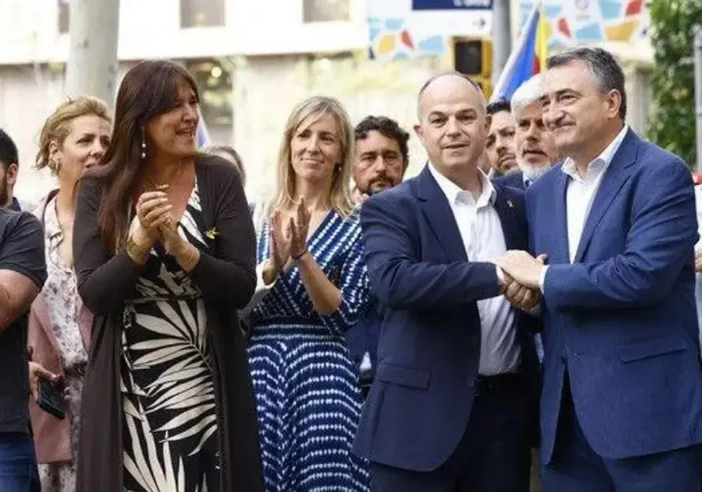 Esteban, con Laura Borràs y Jordi Turull en la Diada del año pasado, cuando aún era portavoz en el Congreso. EFE / La Verdad