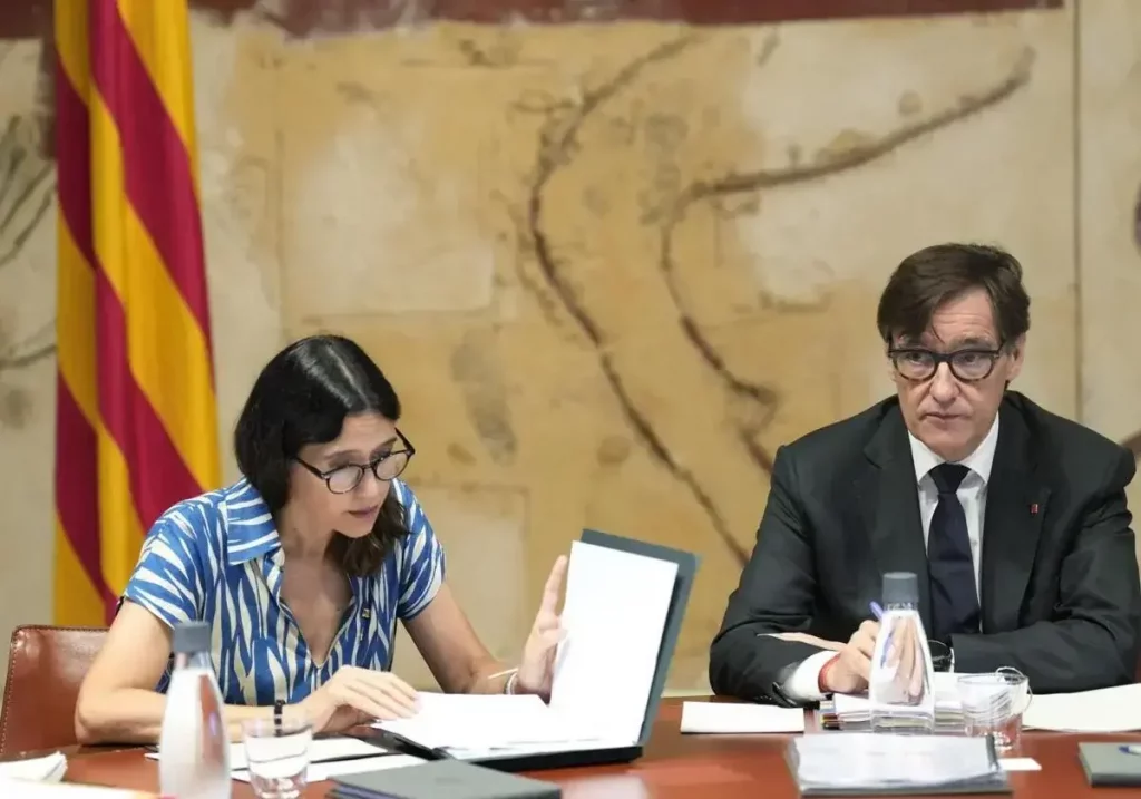 El presidente de la Generalitat, Salvador Illa, junto a la consellera de Interior Núria Parlon EFE / La Verdad