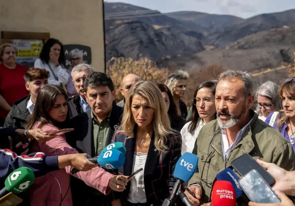 La vicepresidenta segunda y ministra de Trabajo, Yolanda Díaz, este viernes en la localidad de Vilamartín de Valdeorras, afectada por los incendios de agosto. Brais Lorenzo /EFE / La Verdad