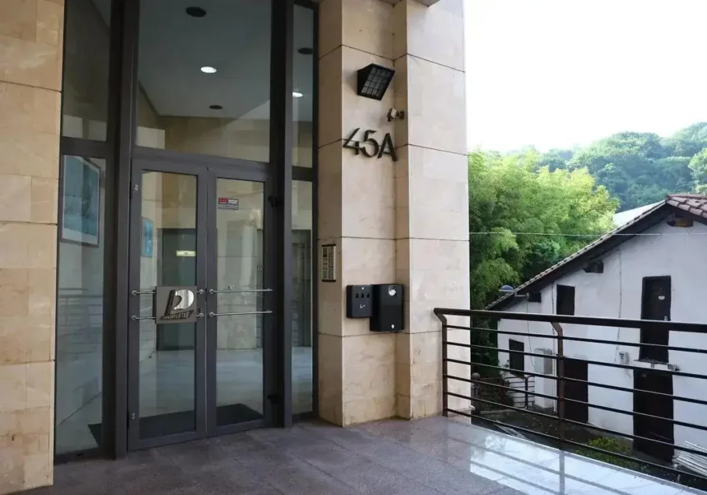 Entrada al edificio del barrio donostiarra de Portuetxe donde están domiciliadas Noran y Erkolan G. Estrada / Diario Vasco