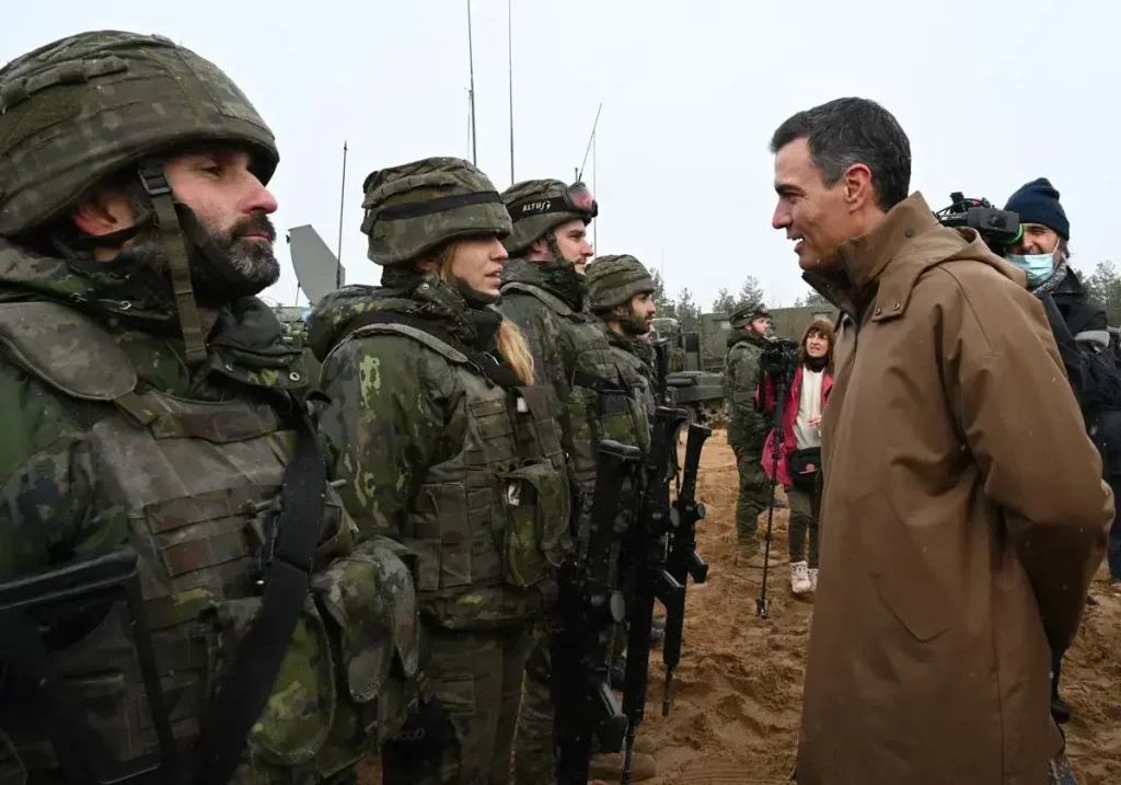 Sánchez durante una visita a las tropas españolas desplegadas en Letonia EFE / La Verdad