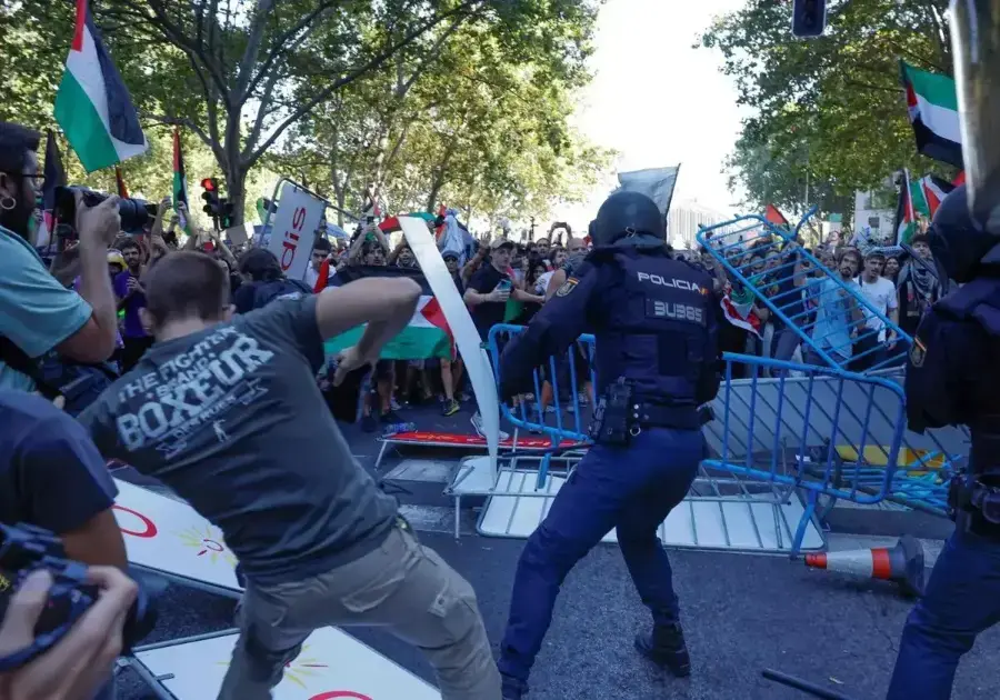 Momento de los altercados entre la Policía y los manifestantes a favor de Palestina AFP / La Verdad