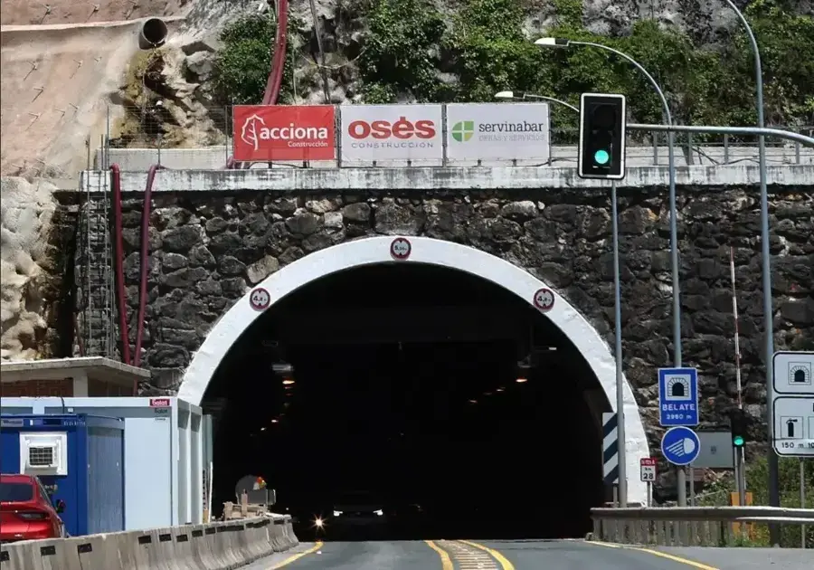 Vehículos circulando por el túnel de Belate José Carlos Cordovilla / La Verdad