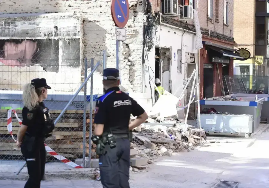 Agentes de la Policía Nacional en el bar donde se produjo explosión de gas en Vallecas EFE / La Verdad