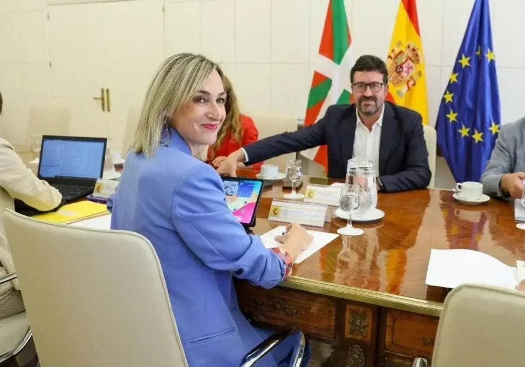 Maria Ubarretxena y Joaquín Pérez Rey durante la reunión en Madrid / Irekia / La Verdad