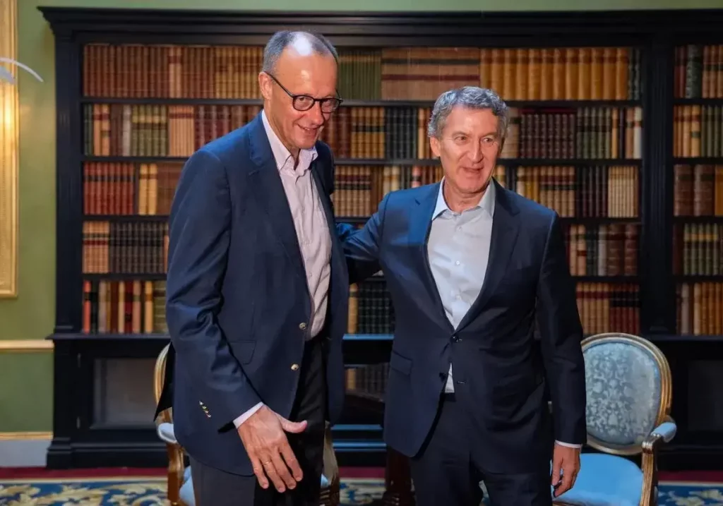 El canciller alemán, Friedrich Merz, y Feijóo, este viernes en Madrid. / Diego Puerta / PP / La Verdad