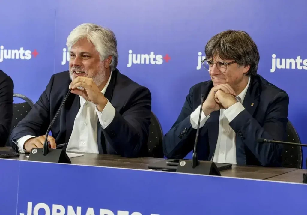 Carles Puigdemont acompañado de Albert Batet / EFE / La Verdad
