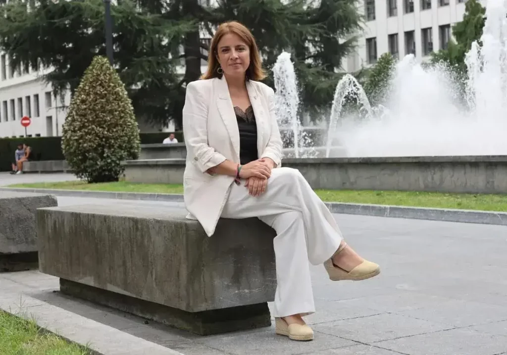 Adriana Lastra en los jardines de la Plaza de España, Oviedo. / Mario Rojas / El Comercio