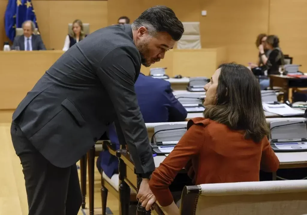 Gabriel Rufián (ERC) e Ione Belarra (Podemos) dialogan durante una comisión parlamentaria. / EFE / La Verdad