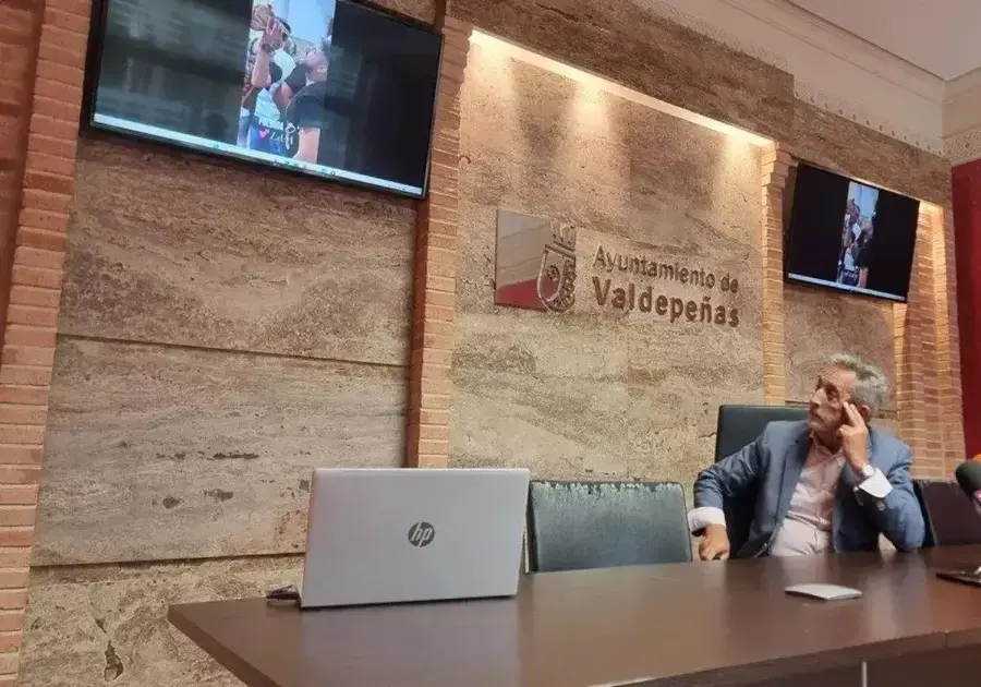 El alcalde de Valdepeñas, Jesús Martín, en rueda de prensa. / EP / La Verdad