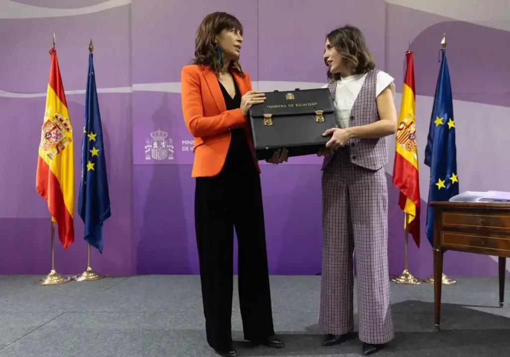 Ana Redondo e Irene Montero, en el intercambio de la cartera de Igualdad en noviembre de 2023. / EP / La Verdad