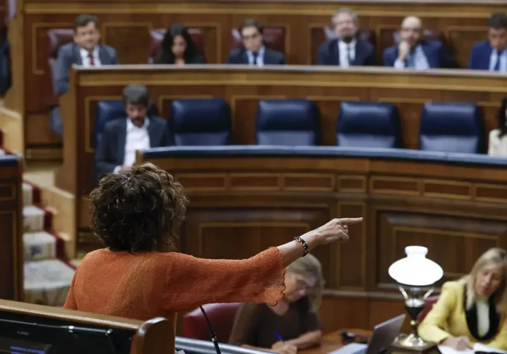 La vicepresidenta primera, María Jesús Montero, durante la sesión de control al Gobierno / EFE / La Verdad