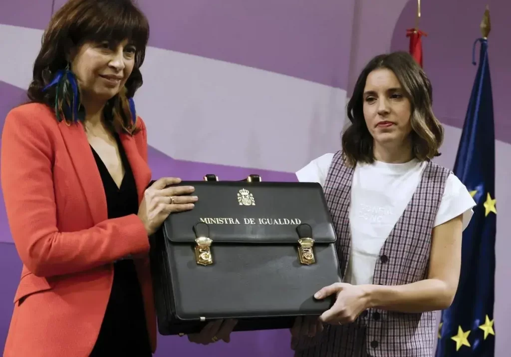 Ana Redondo recoge la cartera de Igualdad de manos de Irene Montero en noviembre de 2023. / EFE / La Verdad