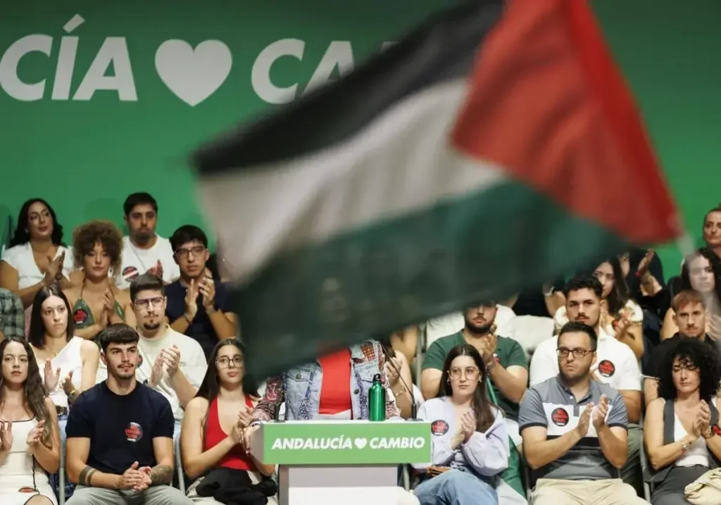 Una bandera palestina en el mitin de María Jesús Montero / EP / La Verdad