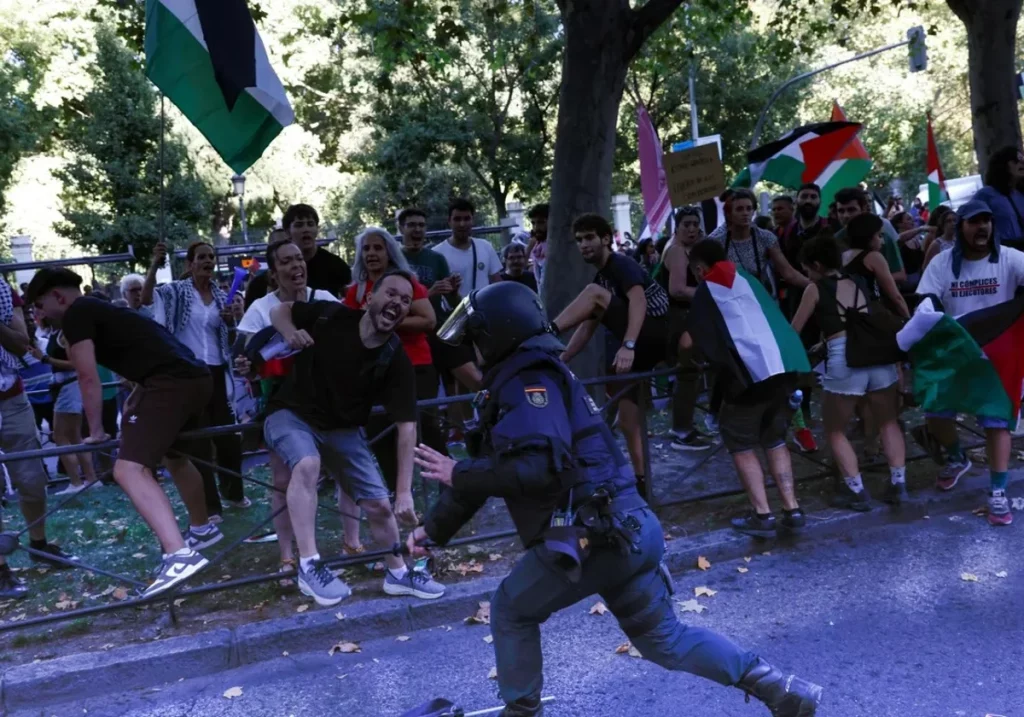 Incidentes en el Paseo del Prado en Madrid este domingo AFP
