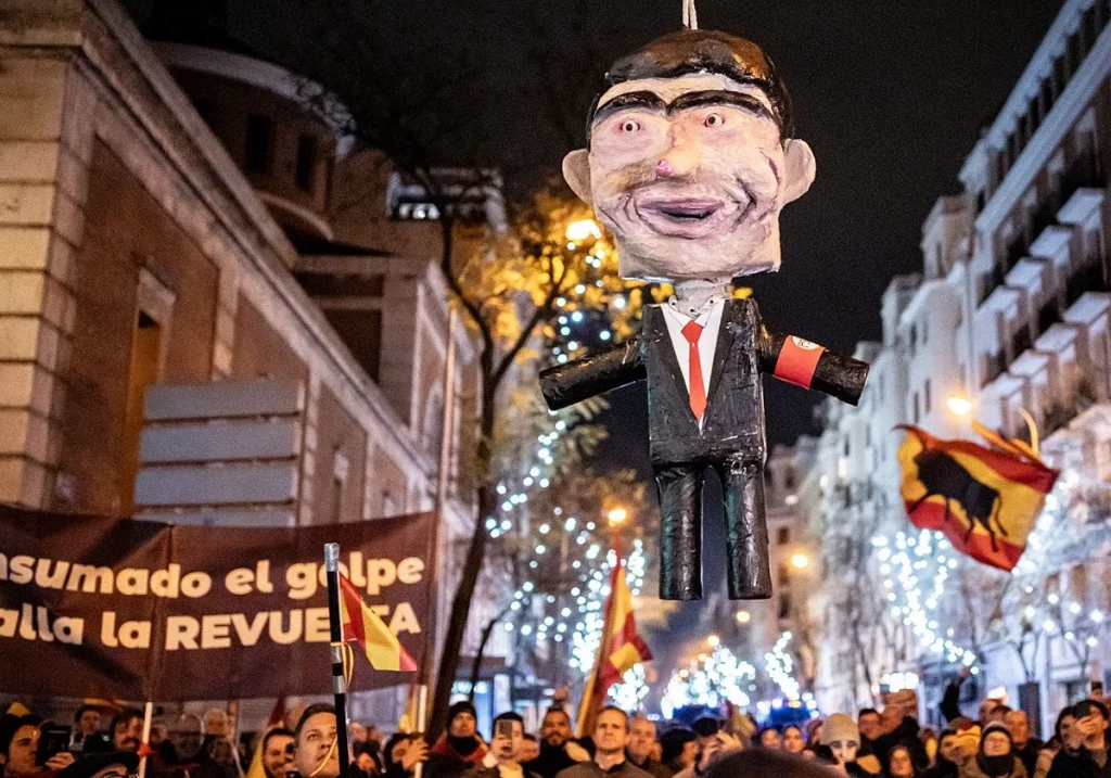 El muñeco apaleado de Pedro Sánchez junto a la sede del PSOE en la calle Ferraz. EFE