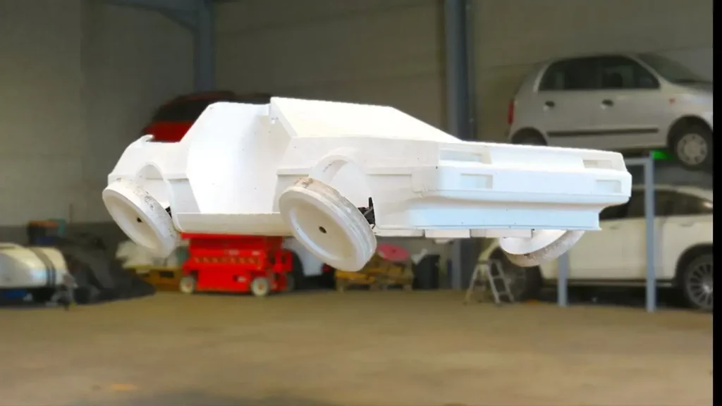 DeLorean de espuma blanca elevándose sobre un esqueleto de fibra de carbono. / Brian Brocken / Fuente no disponible