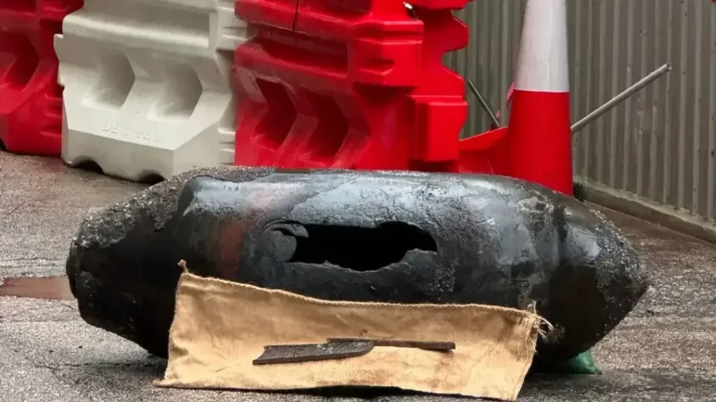 El casco de una bomba tras una operación de desactivación el 20 de septiembre de 2025 en Hong Kong, China. / Chen Ziyan/China News Service/VCG via Getty Images / Fuente no disponible