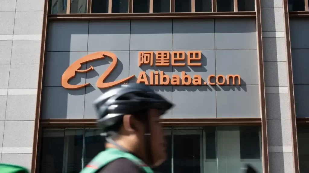 El logo de Alibaba en la fachada de su oficina en el distrito de Huangpu, Shanghai. / Getty Images / Fuente no disponible