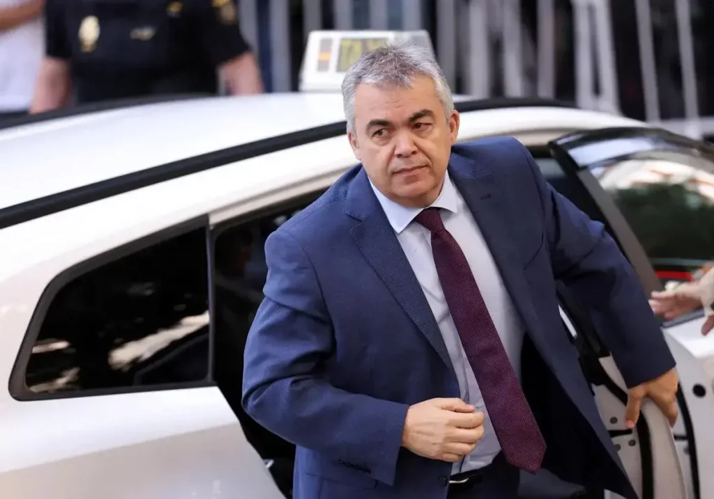 Santos Cerdán, exsecretario de organización del PSOE, antes de testificar en el TS, en junio / REUTERS / https://www.laverdad.es/nacional/juez-confirma-validez-audios-sirvieron-encarcelar-cerdan-20251001113453-ntrc.html