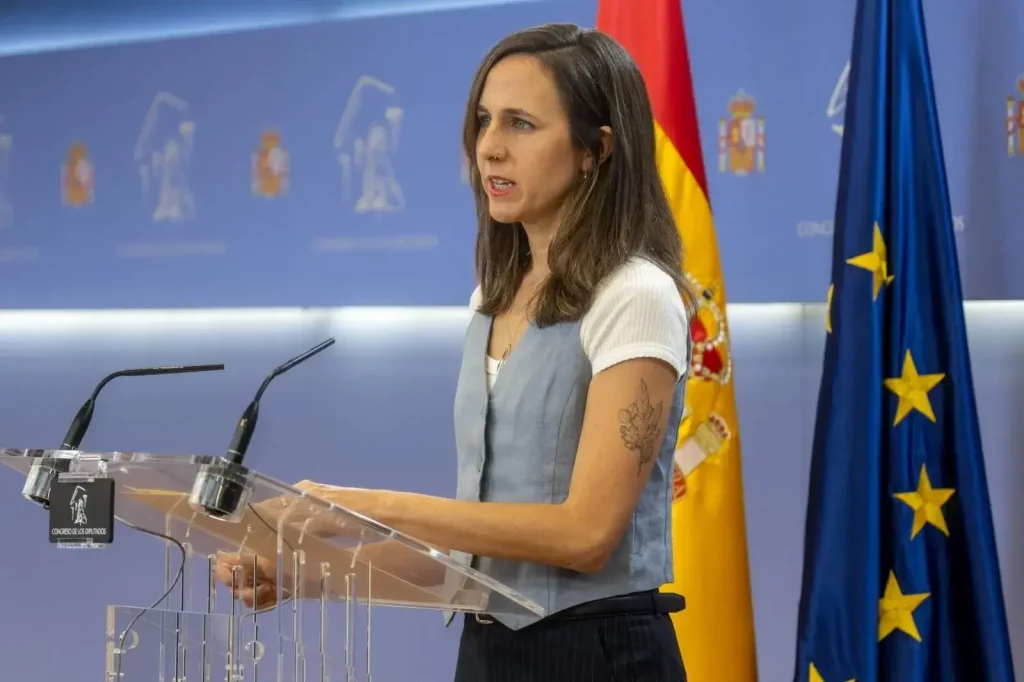 La portavoz de Podemos, Ione Belarra, en la sala de prensa del Congreso. / EFE / La Verdad