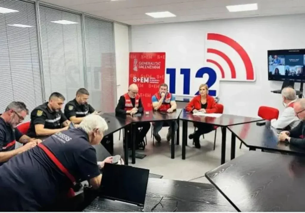 Un instante de la reunión de Emergencias en el centro de L'Eliana / LP / La Verdad