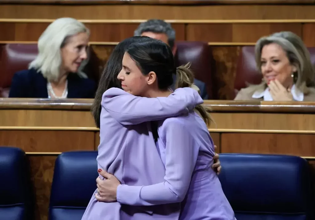 Ione Belarra e Irene Montero se abrazan tras una votación / Efe / La Verdad