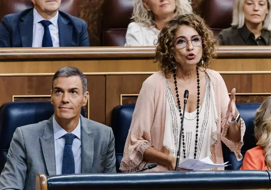 Pedro Sánchez y María Jesús Montero en el pleno del Congreso