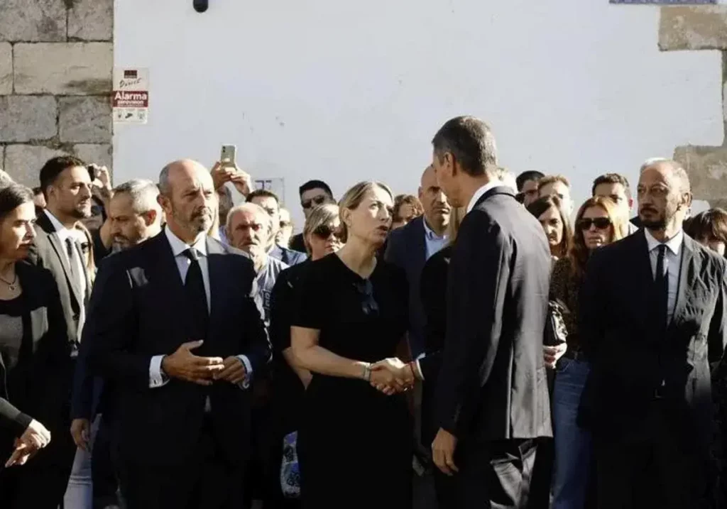 Pedro Sánchez habla con María Guardiola a su llegada a Olivenza.