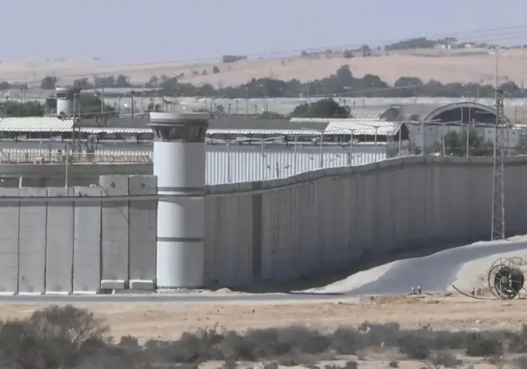 Exterior de la prisión de alta seguridad de Saharonim, en el desierto del Neguev