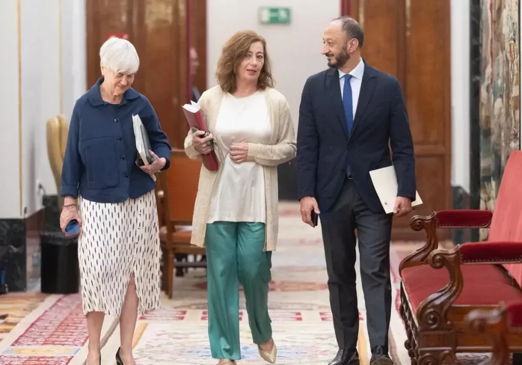 Francina Armengol, con la secretaria segunda de la Mesa del Congreso, Isaura Leal, y el vicepresidente Gómez de Celis