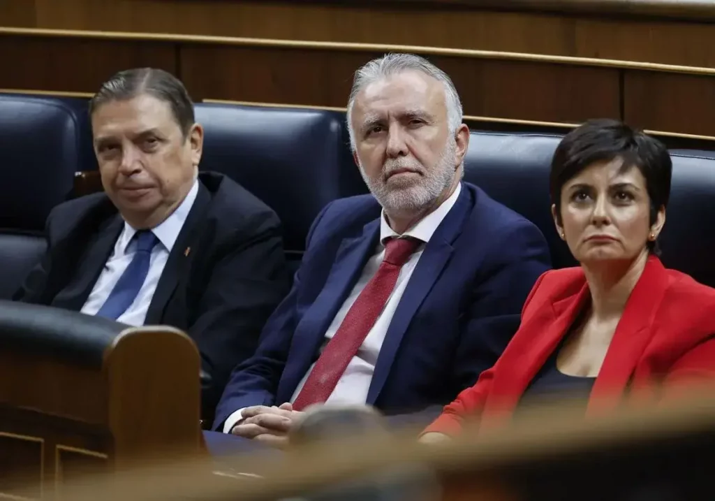 Ángel Víctor Torres, entre Luis Planas e Isabel Rodríguez.