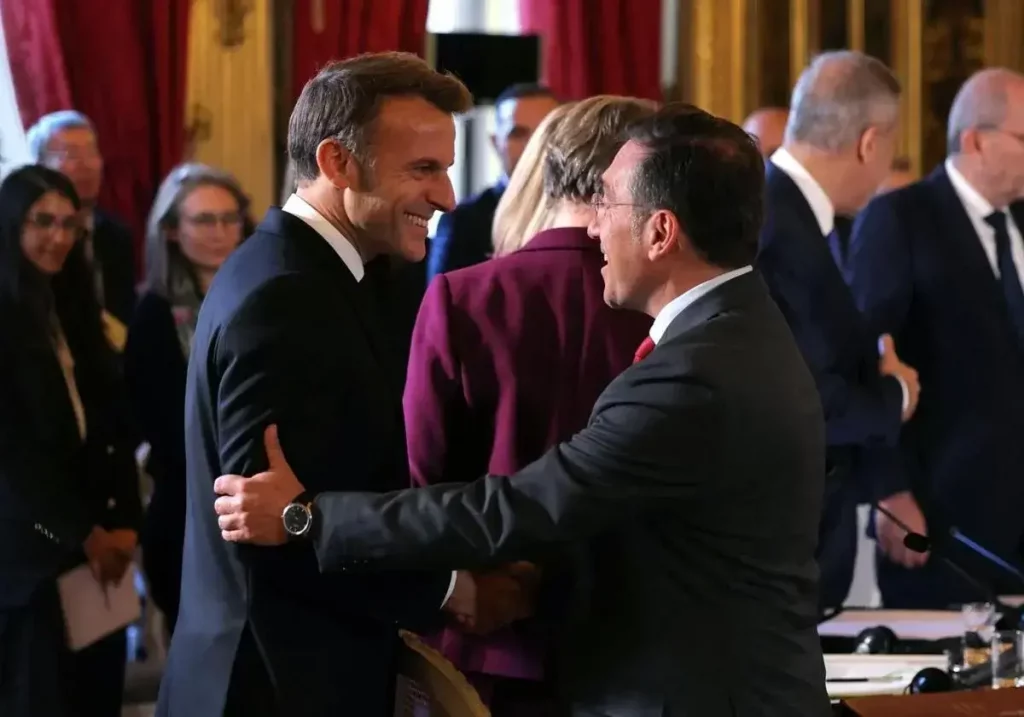 José Manuel Albares saluda a Emmanuel Macron durante la cumbre de París.