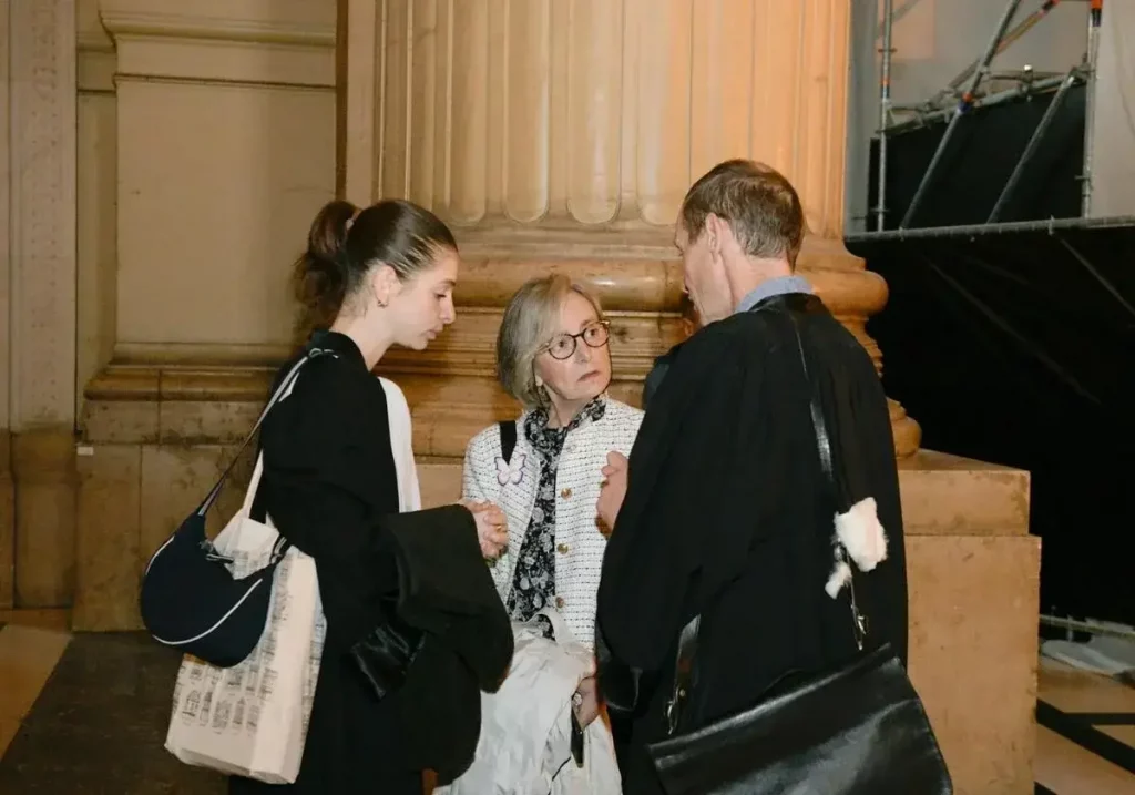 Madre de Teresa con abogados antes del juicio