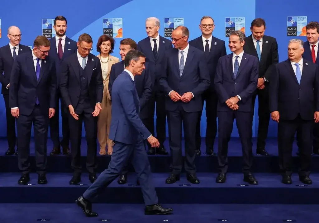 Pedro Sánchez en la foto de familia de la cumbre de la OTAN en La Haya.
