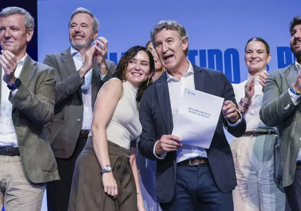 Feijóo junto a Ayuso durante la clausura del acto de presentación de la 'Declaración de la Región de Murcia'