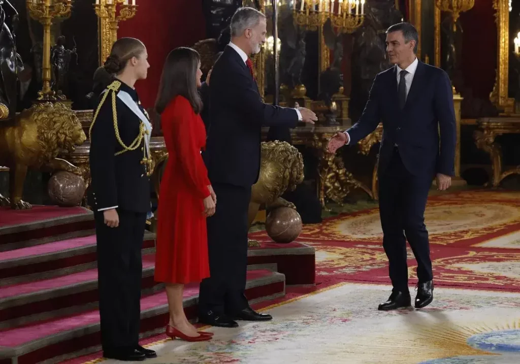 Los Reyes y la princesa de Asturias saludan al presidente del Gobierno