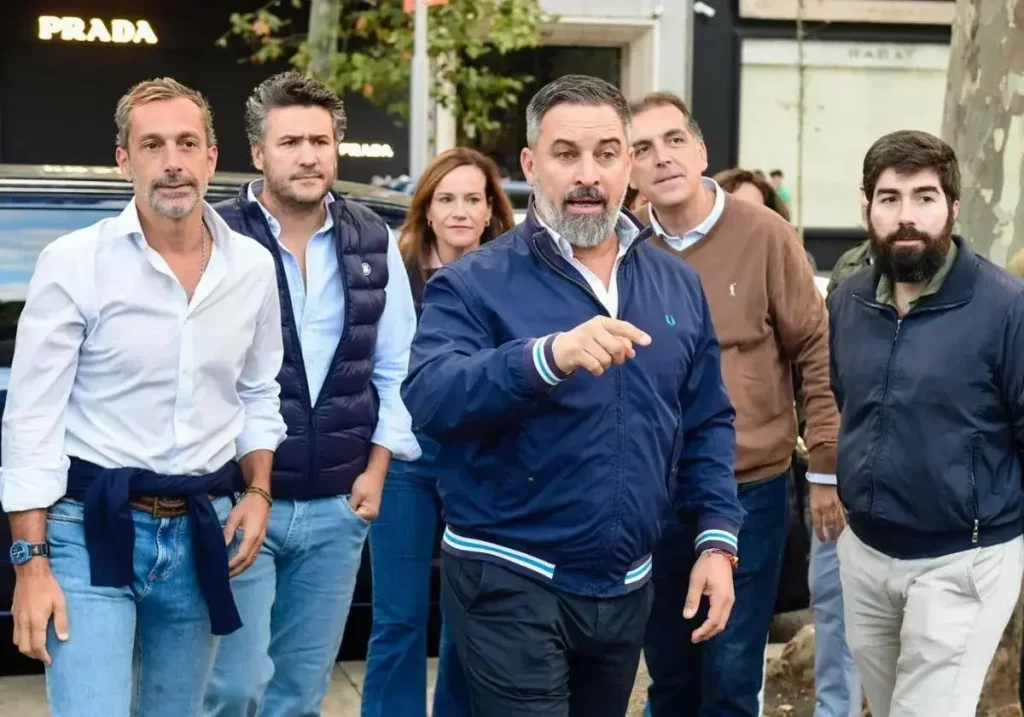 Abascal a su llegada para presenciar el desfile de las Fuerzas Armadas