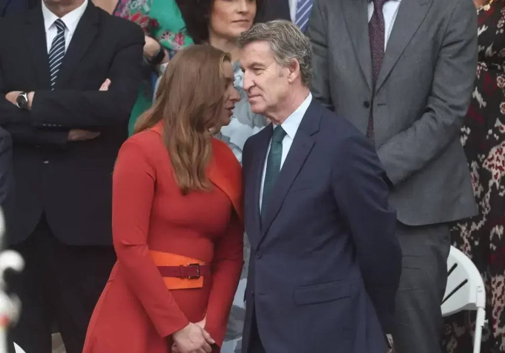 Alberto Núñez Feijóo y Ester Muñoz durante el desfile del 12-O