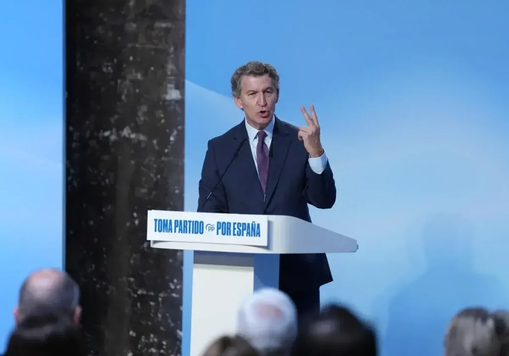 Alberto Núñez Feijóo durante la presentación de su plan migratorio.