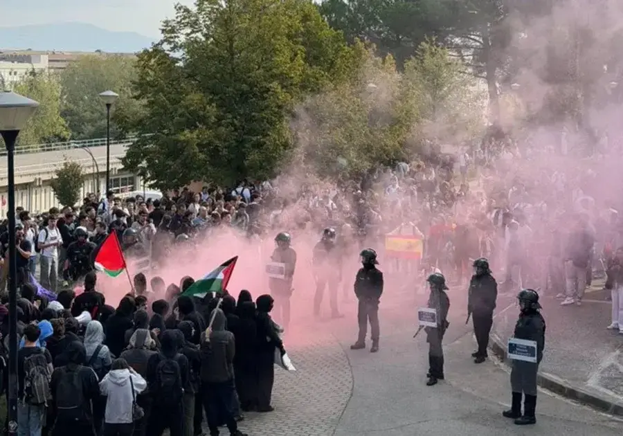 Imagen publicada por S'ha Acabat! antes del enfrentamiento entre encapuchados y policía.