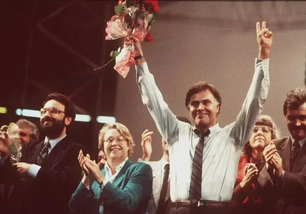 Felipe González celebra la victoria del PSOE en las elecciones de 1989