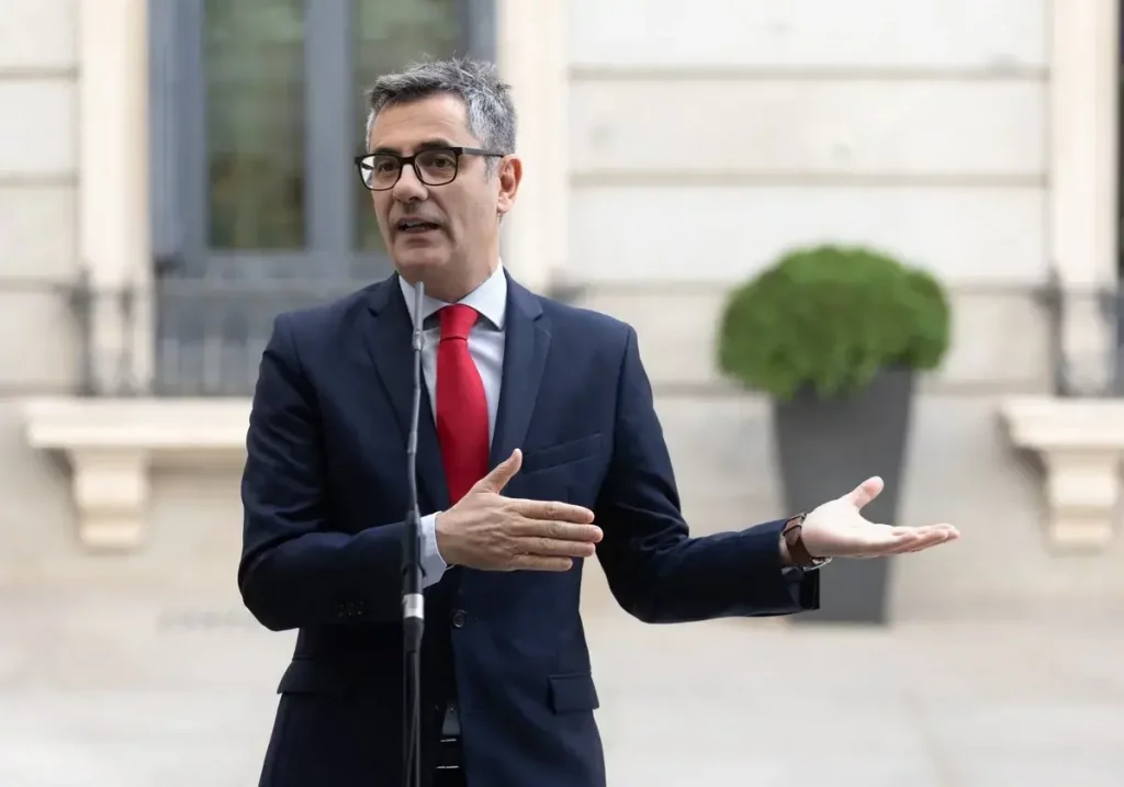 El ministro de Justicia, Félix Bolaños, en el patio del Congreso