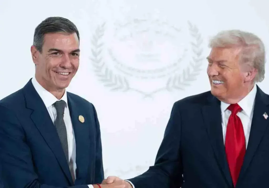 Pedro Sánchez y Donald Trump se saludan en la firma del acuerdo de paz para Gaza