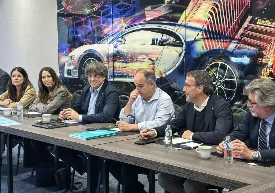 El líder de JxCat, Carles Puigdemont, en la permanente del partido en Waterloo