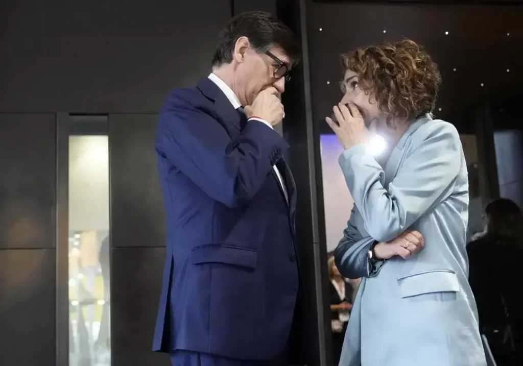 La vicepresidenta María Jesús Montero y el presidente de la Generalitat, Salvador Illa.