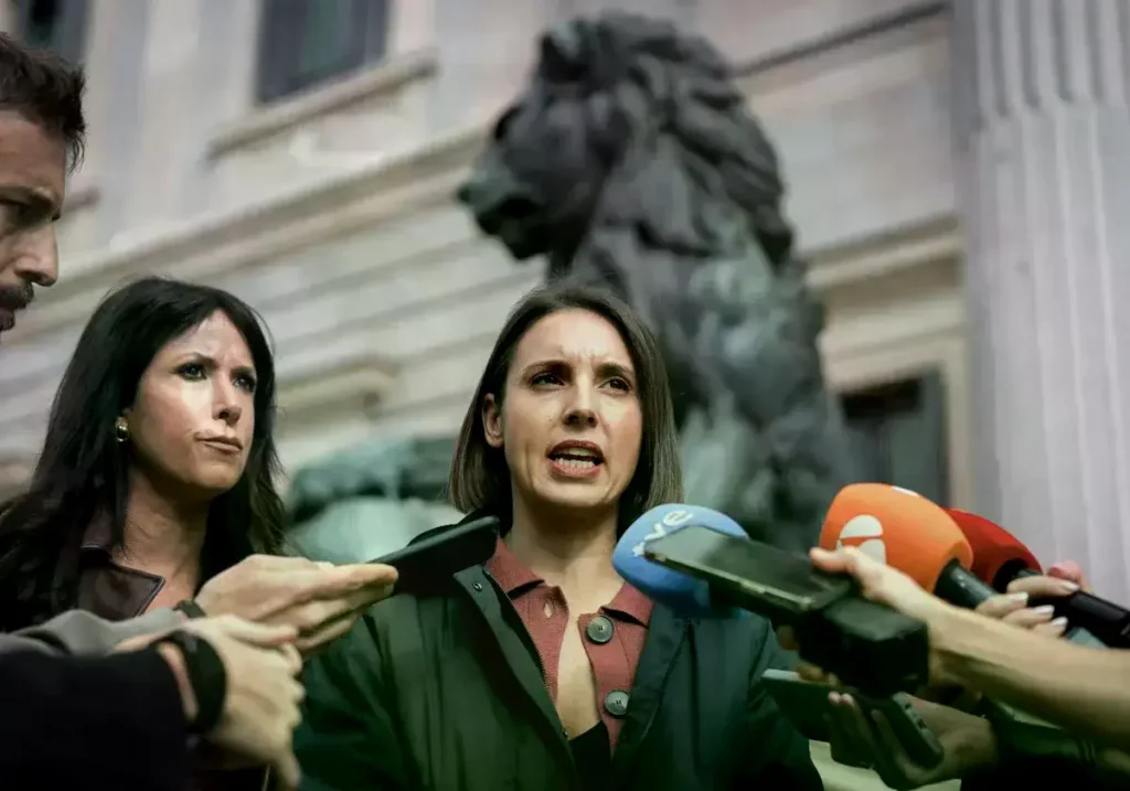 Irene Montero atiende a los medios a las puertas del Congreso