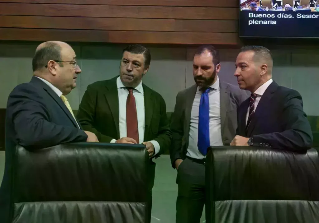 Diputados de Vox en la sesión plenaria de este jueves